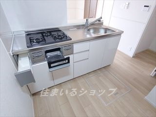 プリムローズⅡのキッチン|浄水器一体型シャワー水栓・床下収納あり