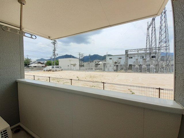 ベルローゼ梅原のバルコニー|外からの目が気にならないバルコニーで洗濯物が干せます