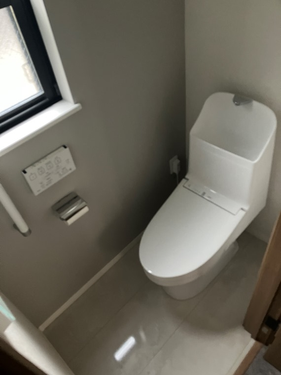 桜丘戸建のトイレ|落ち着いた色調のトイレです