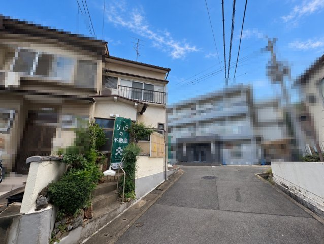 京都市右京区西京極堤下の前面道路含む現地写真|角地につき、開放感のある立地です。