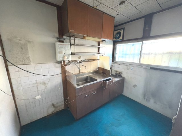 京都市右京区西京極堤下のキッチン|収納スペースのあるキッチン。
窓があり換気可能です。
