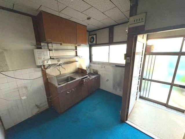 京都市右京区西京極堤下のキッチン|収納スペースがあり、調理器具や食器をすっきり整理できます。
窓も備わっていて、調理中の換気がしやすいキッチンです。