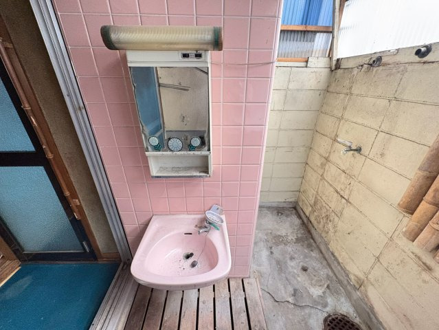 京都市右京区西京極堤下の独立洗面台|外には洗面台がございます。