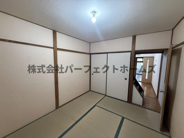 黒原旭町テラスハウス　賃貸の和室|明るい和室です