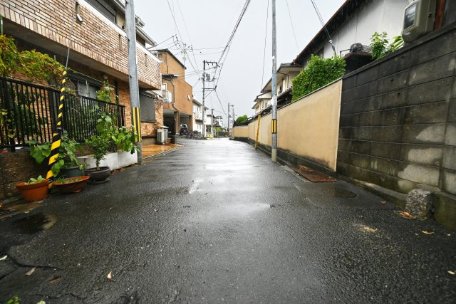 ブルーミングガーデン吹田市原町1丁目新築一戸建て｜4LDK＋駐車2台可の前面道路含む現地写真|南側前面道路　幅員約3.0ｍ