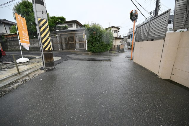 ブルーミングガーデン吹田市原町1丁目新築一戸建て｜4LDK＋駐車2台可の前面道路含む現地写真|西側前面道路　幅員約4.5ｍ