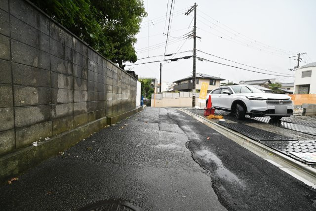 ブルーミングガーデン吹田市原町1丁目新築一戸建て｜4LDK＋駐車2台可の前面道路含む現地写真|南側前面道路　幅員約3.0ｍ