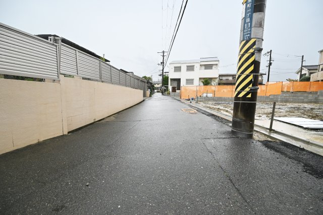 ブルーミングガーデン吹田市原町1丁目新築一戸建て｜4LDK＋駐車2台可の前面道路含む現地写真|西側前面道路　幅員約4.5ｍ