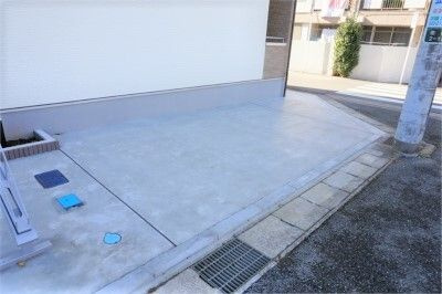 リブリ・エクセル花園の駐車場