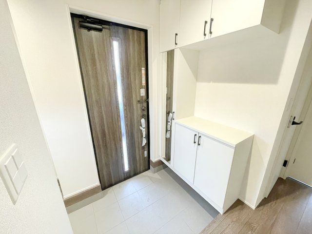 【内観：施工例】 | ふじみ野市新田1丁目　新築一戸建住宅　限定1棟（ふじみ野店） | 同施工会社施工例：玄関※実際とは仕様・デザインが異なる場合がございます。