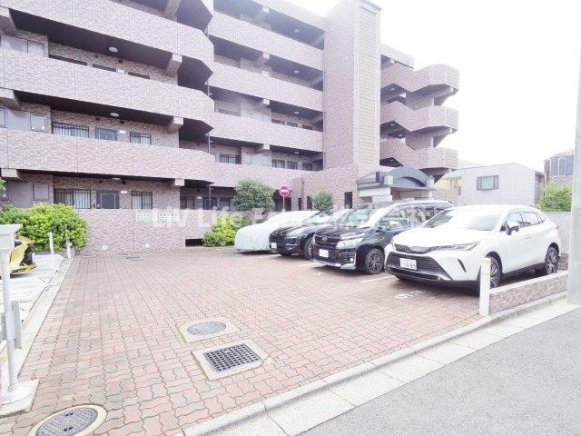 エマーレ保谷の駐車場