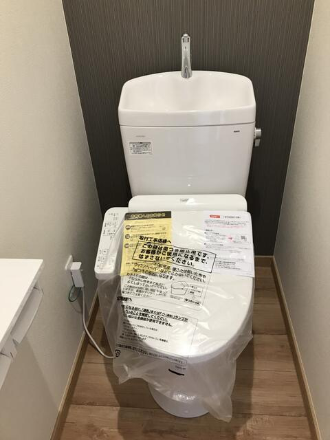 稲城市東長沼のアパートのトイレ