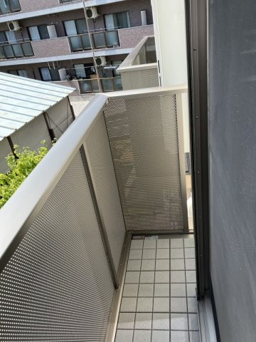 稲城市東長沼のアパートのバルコニー