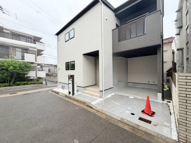 神戸市須磨区関守町三丁目の外観|外観と駐車スペースとなります。