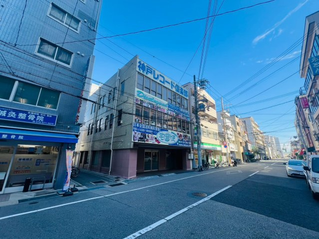 神戸市中央区東川崎町　建物付き土地の前面道路含む現地写真