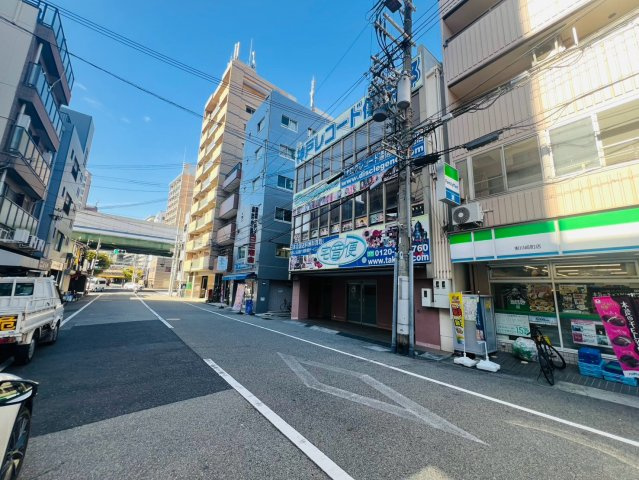 神戸市中央区東川崎町　建物付き土地の前面道路含む現地写真
