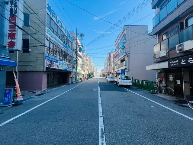 神戸市中央区東川崎町　建物付き土地の前面道路含む現地写真