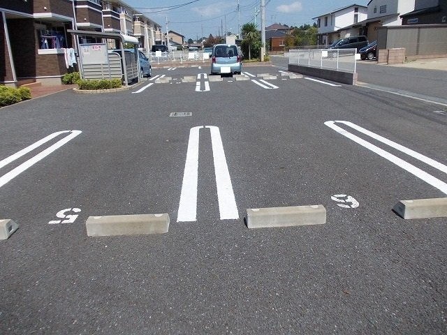 グラシアスの駐車場|車をお持ちの方に嬉しい駐車場付きの物件です