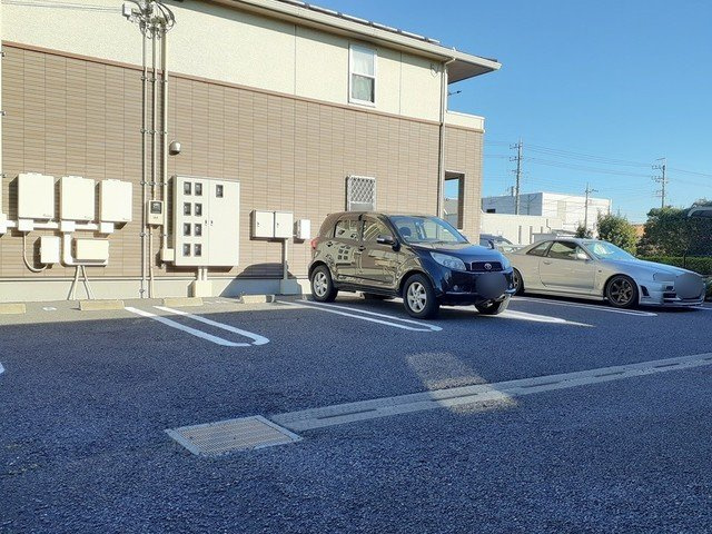 ドエル富里Ａの駐車場|カースペースがあります