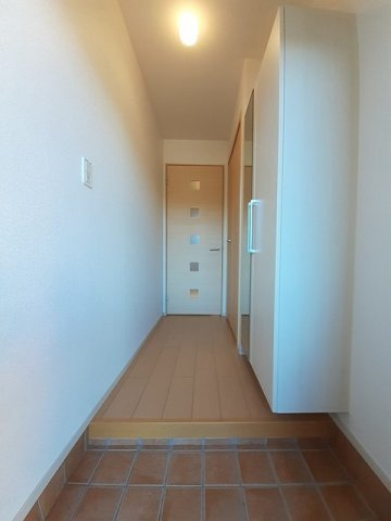 ドエル富里Ａの玄関|明るい玄関です