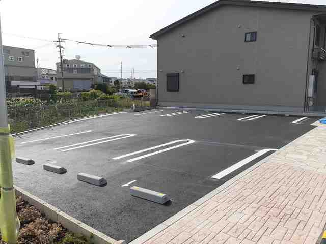 クレスト草部の駐車場