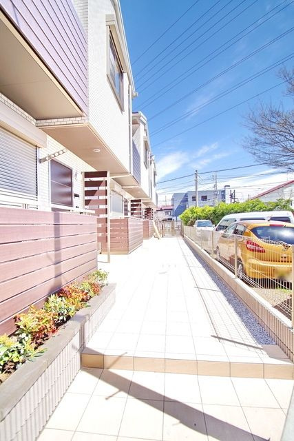 府中市白糸台１丁目のアパートのエントランス
