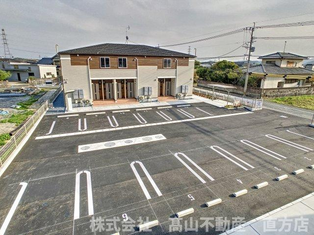 直方市大字感田のアパートの駐車場