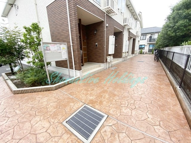 藤沢市辻堂元町５丁目のアパートのエントランス