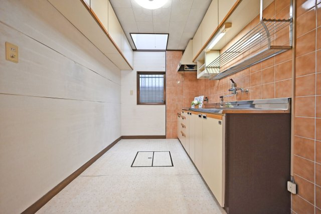 箕面市稲５丁目中古一戸建て│4LDK＋駐車1台可のキッチン|背面スペースがしっかり確保されているので、家電や収納家具を置いても余裕があり、作業効率も高まります。