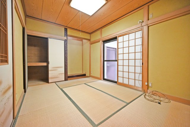 箕面市稲５丁目中古一戸建て│4LDK＋駐車1台可の和室|室内は和室を中心とした間取りで、畳のある落ち着いた暮らしを楽しめる住まいです。