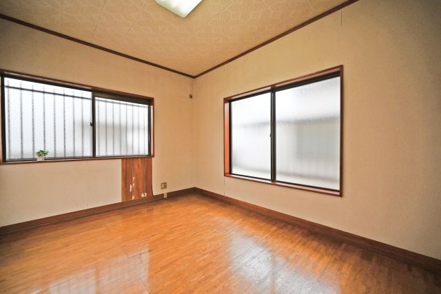 箕面市稲５丁目中古一戸建て│4LDK＋駐車1台可の洋室|洋室約6帖
ベッドや収納家具を配置してもゆとりがあり、快適にお使いいただける居室です。