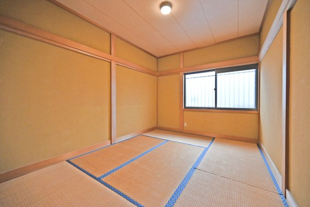 箕面市稲５丁目中古一戸建て│4LDK＋駐車1台可の和室|畳の香りとやわらかな感触に包まれ、ほっとできる空間です。