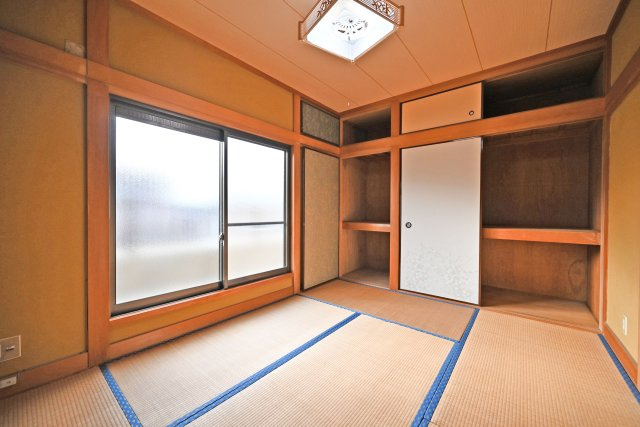 箕面市稲５丁目中古一戸建て│4LDK＋駐車1台可の収納|押入れもあり、衣類や小物類に加えて大きな荷物もきれいに収めることができます。