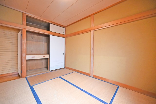 箕面市稲５丁目中古一戸建て│4LDK＋駐車1台可の寝室|布団を無理なく敷ける広さがあり、寝室やくつろぎのスペースとしても活用できます。