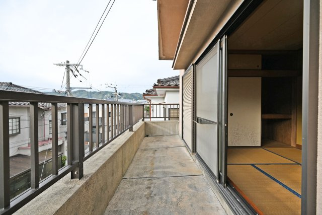 箕面市稲５丁目中古一戸建て│4LDK＋駐車1台可のバルコニー|2ヶ所にベランダを設けているため、洗濯物の量が多い日でもゆとりを持って干すことができます。
