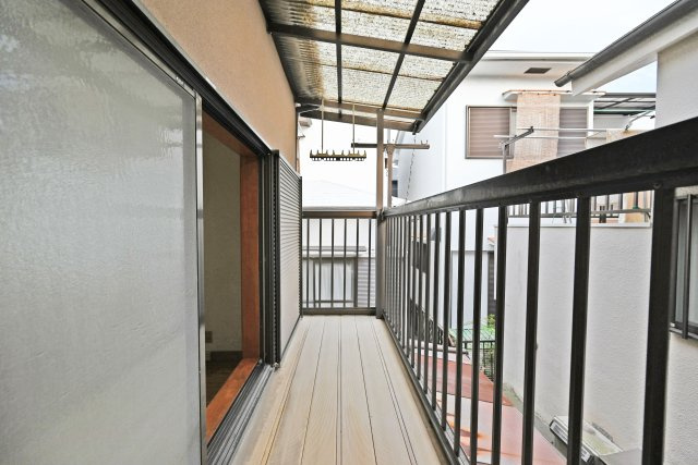 箕面市稲５丁目中古一戸建て│4LDK＋駐車1台可のバルコニー|2ヶ所にベランダを設けているため、洗濯物の量が多い日でもゆとりを持って干すことができます。