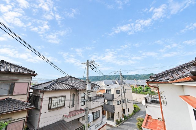 箕面市稲５丁目中古一戸建て│4LDK＋駐車1台可の展望|目の前に高い建物がないため、空の広がりを感じられる開放的な住環境です。