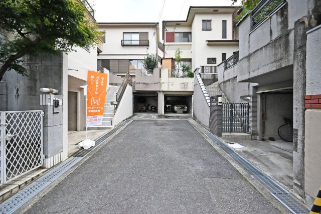 箕面市稲５丁目中古一戸建て│4LDK＋駐車1台可の前面道路含む現地写真|落ち着いた雰囲気の住宅街に位置しており、静かで暮らしやすい住環境が魅力です。