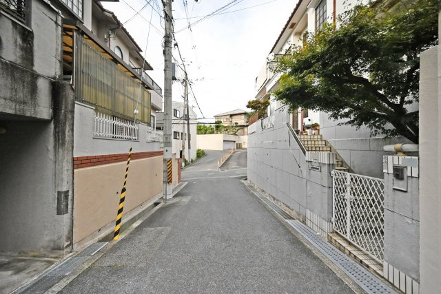 箕面市稲５丁目中古一戸建て│4LDK＋駐車1台可の前面道路含む現地写真|現地、お気軽にご見学できます。