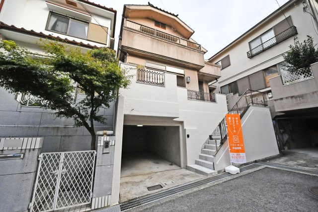 箕面市稲５丁目中古一戸建て│4LDK＋駐車1台可の外観|雨や風から愛車を守る、堀込ガレージ有りがあります。