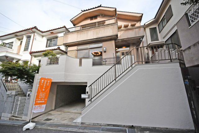 箕面市稲５丁目中古一戸建て│4LDK＋駐車1台可の外観|ご不明な税金・諸費用についても丁寧にサポートいたします。現地見学で、住まいのイメージやご希望をぜひお聞かせください。