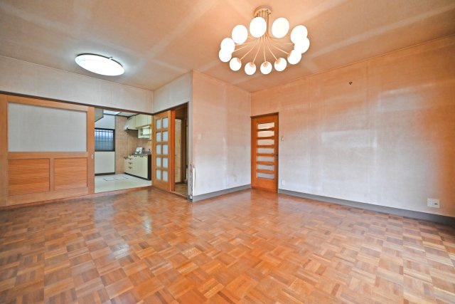 箕面市稲５丁目中古一戸建て│4LDK＋駐車1台可の居間・リビング|LDK約18帖
ゆとりある広さを活かし、ご家族でのくつろぎ時間からご友人を招いてのホームパーティまで幅広くお使いいただけます。