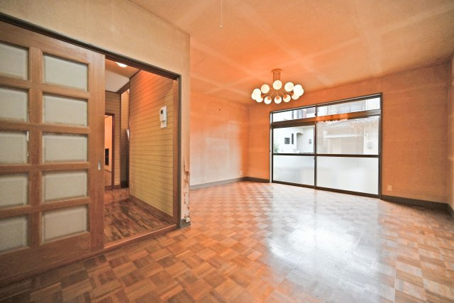 箕面市稲５丁目中古一戸建て│4LDK＋駐車1台可の居間・リビング|家具の配置自由度が高く、お好みのインテリアコーディネートを楽しめる空間です。