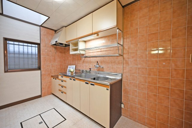 箕面市稲５丁目中古一戸建て│4LDK＋駐車1台可のキッチン|壁付タイプのキッチンで作業に集中できるので、毎日の調理も快適に行えます。