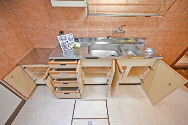 箕面市稲５丁目中古一戸建て│4LDK＋駐車1台可のキッチン|収納力のあるシステムキッチンで、散らかりがちなキッチンも整然と使えます。