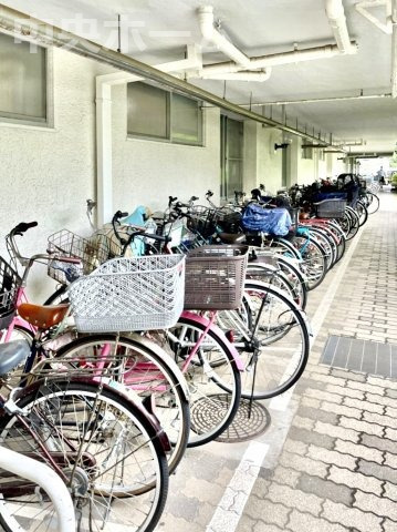 なぎさニュータウン6号棟の駐輪場|【自転車置き場】最新の空き状況や費用などの詳細は担当スタッフまでお問い合わせください。