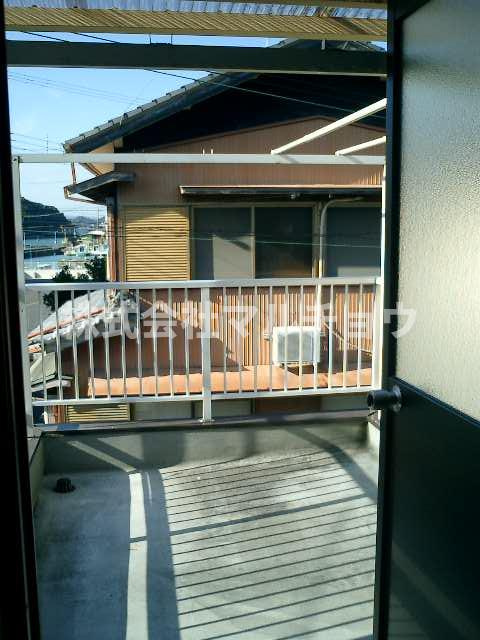 目良二戸一のバルコニー|外からの目が気にならないバルコニーで洗濯物が干せます