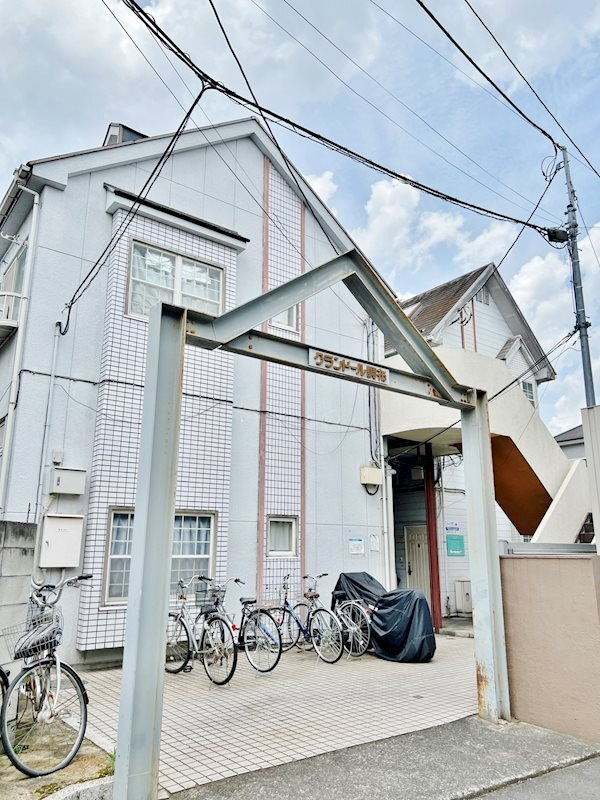 調布市富士見町２丁目のアパートのエントランス