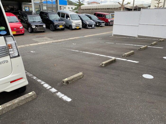 ウィステリアの駐車場