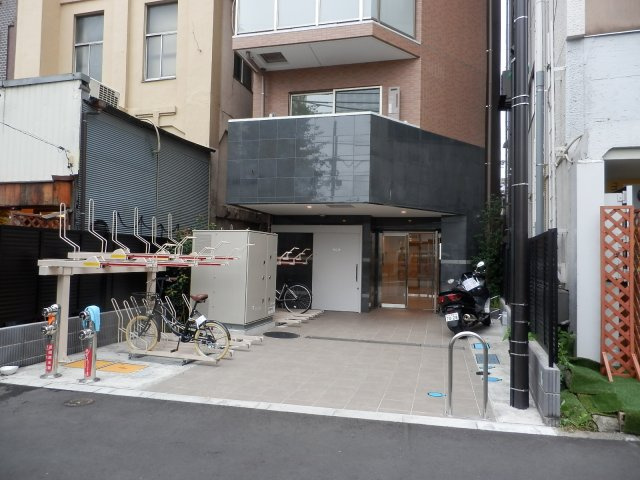 フェルクルールプレスト三ノ輪駅前のエントランス|落ち着いたエントランスです